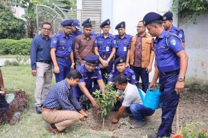 বৃক্ষরোপণে সাজাই দেশ, সবার আগে বাংলাদেশ: ব্রাহ্মণবাড়িয়ায় জেলা পুলিশের বৃক্ষরোপণ কর্মসূচির উদ্বোধন