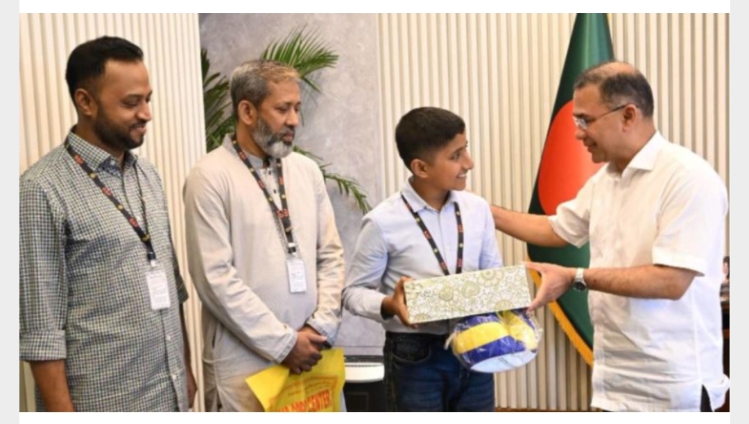 প্রধানমন্ত্রীর সঙ্গে সাক্ষাৎ করল মাইলস্টোন ট্র্যাজেডিতে বোন হারানো তাহসিন, উপহার পেল বাস্কেটবল ও ড্রোনসেট