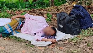 প্রবাসফেরত অসুস্থ জামালকে রাস্তার পাশে ফেলে যায় পরিবার,পুরুষ টাকা ছাড়া মূল্যহীন