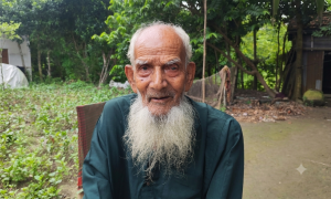 বাঞ্ছারামপুরে ১২০ বছর বয়সেও মানবসেবার অনন্য দৃষ্টান্ত: মৃত্যুসংবাদ পেলেই কোদাল হাতে ছুটে যান তারু মিয়া
