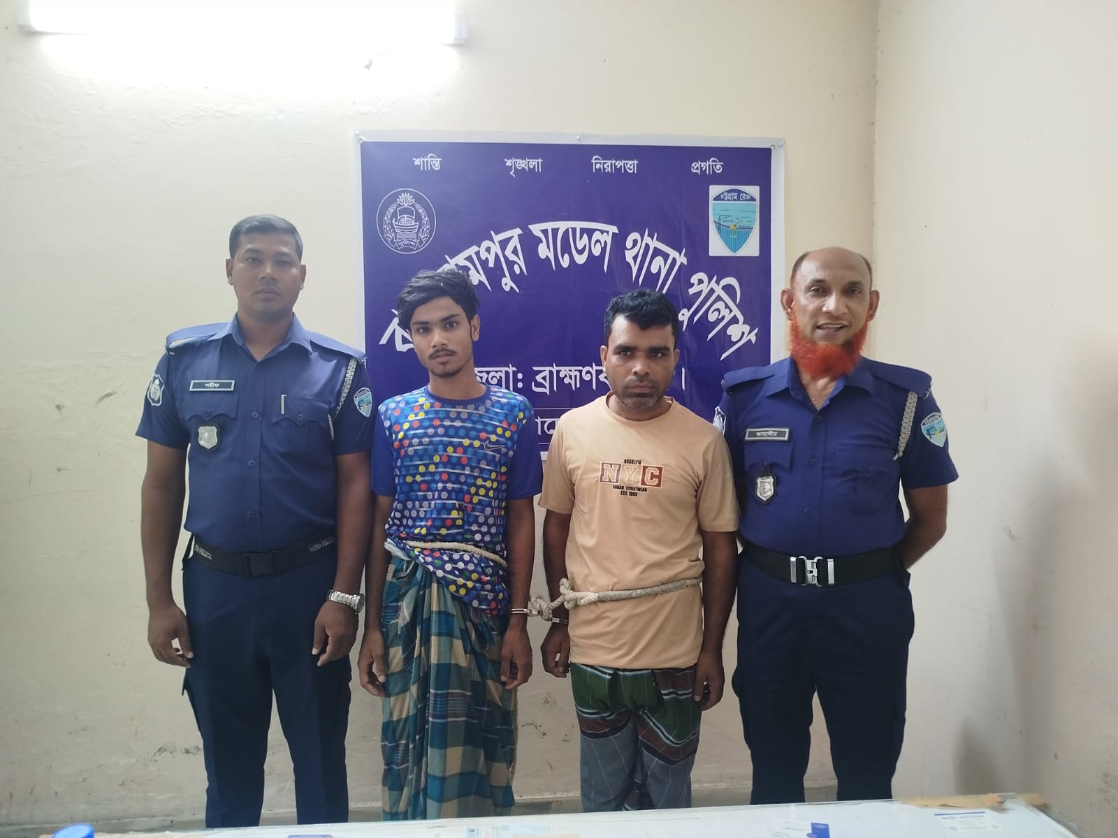 বাঞ্ছারামপুরে পুলিশের অভিযানে জুয়ার আসর থেকে নগদ টাকা, তাস ও মোবাইল উদ্ধার; গ্রেপ্তার ১