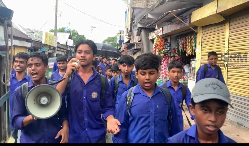 মাদকের বিরুদ্ধে রামচন্দ্রপুর রামকান্ত উচ্চ বিদ্যালয়ের শিক্ষার্থীদের মিছিল