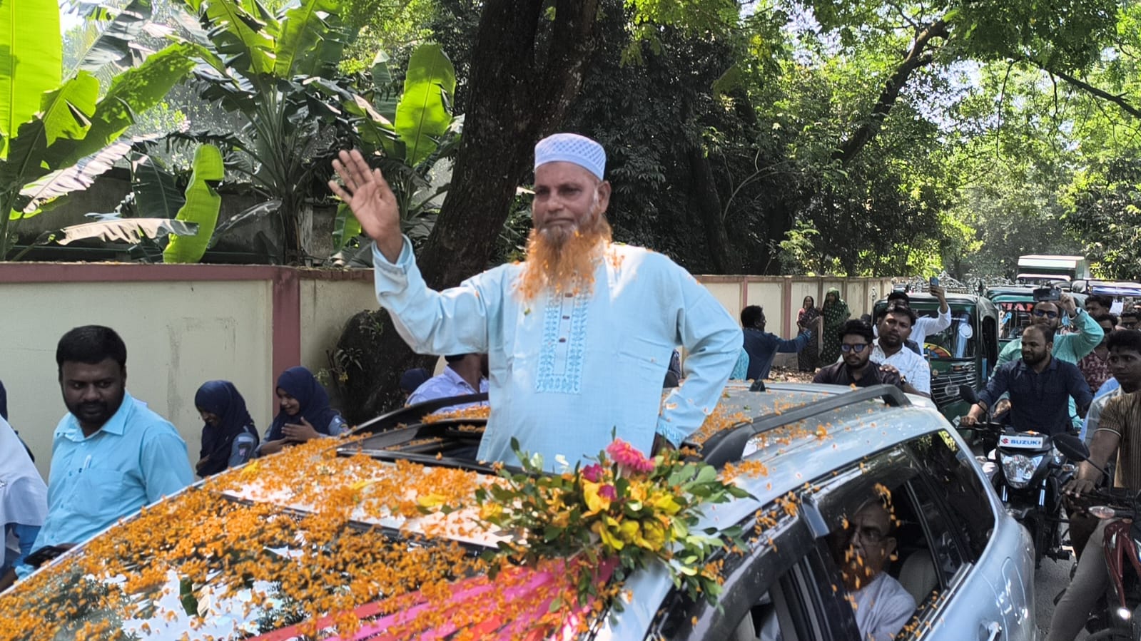 ৩২ বছর শিক্ষকতা শেষে রাজকীয় সম্মাননায় বিদায় নিলেন রোকনুজ্জামান