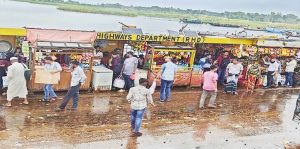 বাঞ্ছারামপুর ফেরির যাত্রী ছাউনি দখল করে ব্যবসা, দুর্ভোগে যাত্রীরা