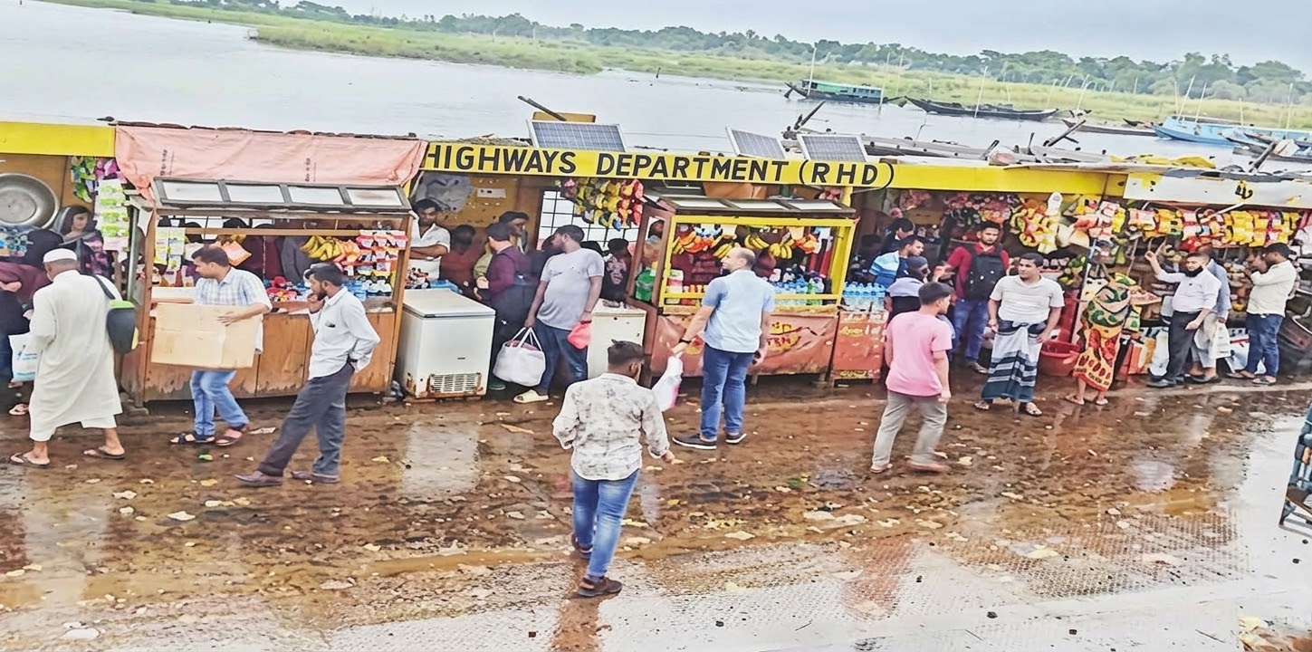 বাঞ্ছারামপুর ফেরির যাত্রী ছাউনি দখল করে ব্যবসা, দুর্ভোগে যাত্রীরা