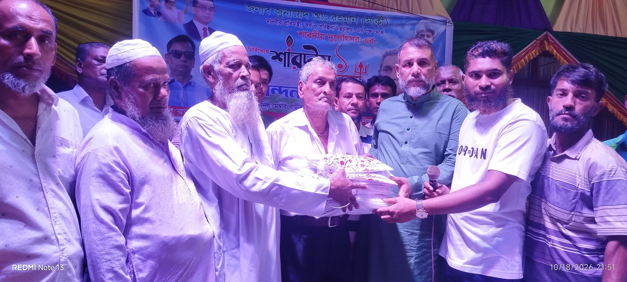 ফরদাবাদ বিভিন্ন পূজামণ্ডপ পরিদর্শন ও পাঞ্জাবি উপহার দিলেন চেয়ারম্যান প্রার্থী-শামীম